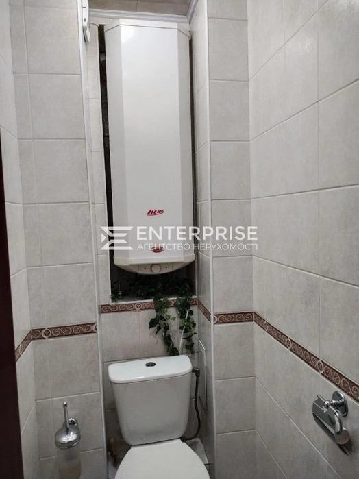 For sale 3-room apartment with renovation near Poznyaki metro station, Dragomanova street