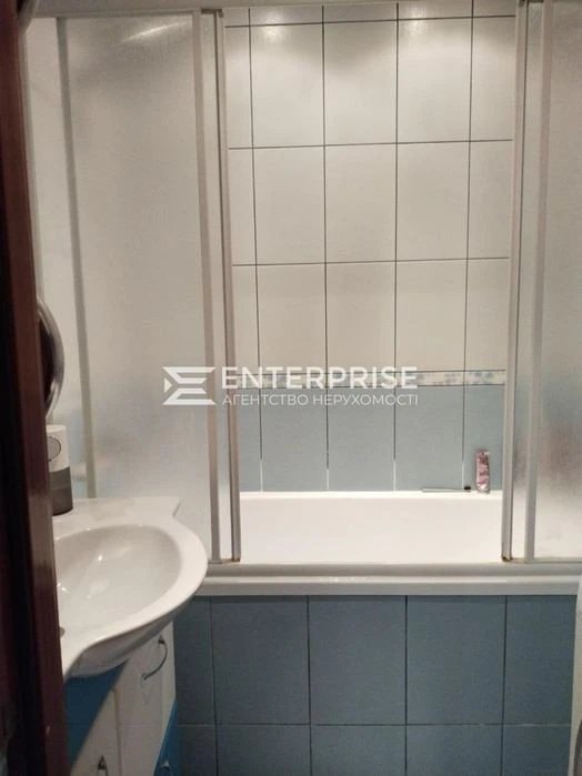 For sale 3-room apartment with renovation near Poznyaki metro station, Dragomanova street