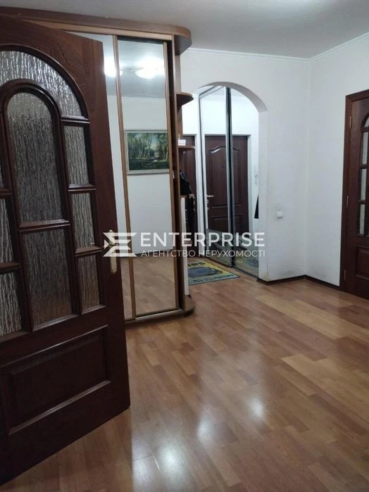 For sale 3-room apartment with renovation near Poznyaki metro station, Dragomanova street