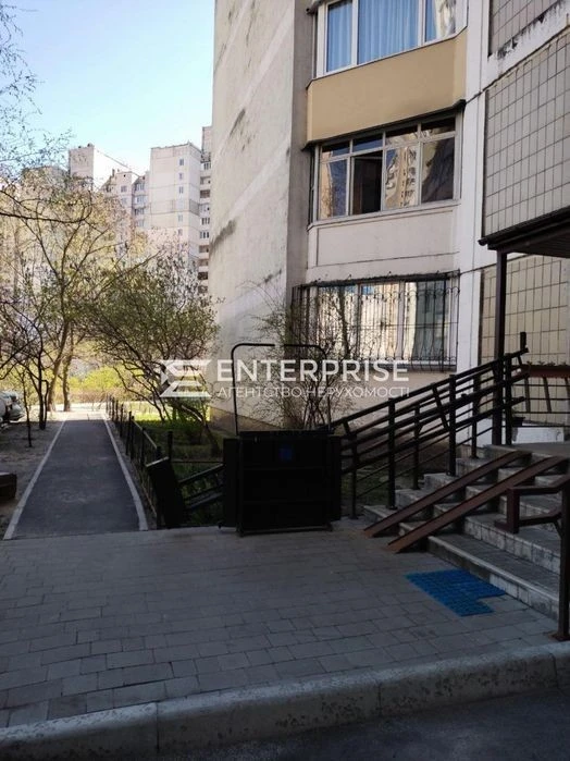 For sale 3-room apartment with renovation near Poznyaki metro station, Dragomanova street