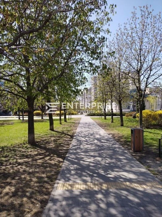 For sale 3-room apartment with renovation near Poznyaki metro station, Dragomanova street