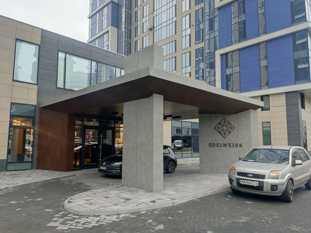 Sale of 4-room apartment 162 m², Zverynetskaya Street.