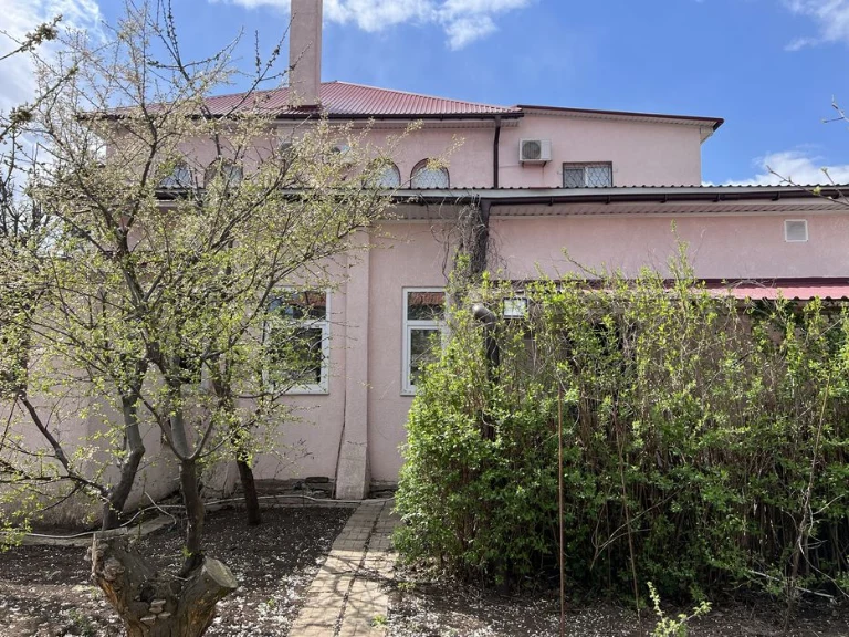 ‼️I am selling a family house for 10 hundred. near Savignon railway station