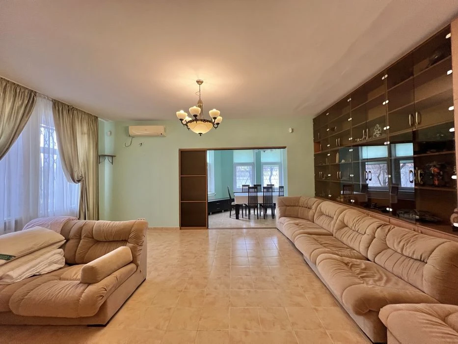 ‼️I am selling a family house for 10 hundred. near Savignon railway station