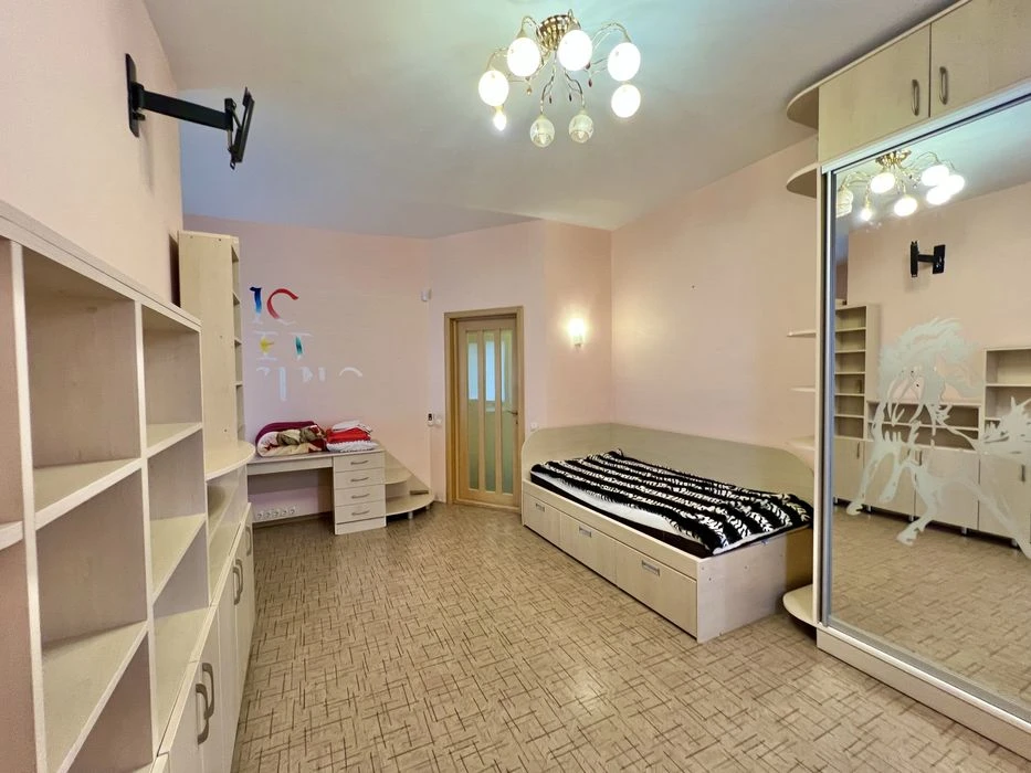‼️I am selling a family house for 10 hundred. near Savignon railway station