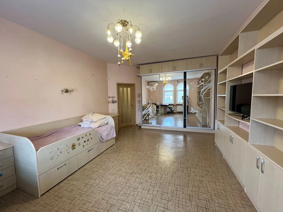 ‼️I am selling a family house for 10 hundred. near Savignon railway station