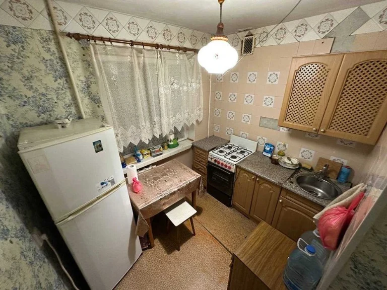 I will sell 3 rooms, 3/5, Evropeyskaya street, district 8 of the gymnasium.