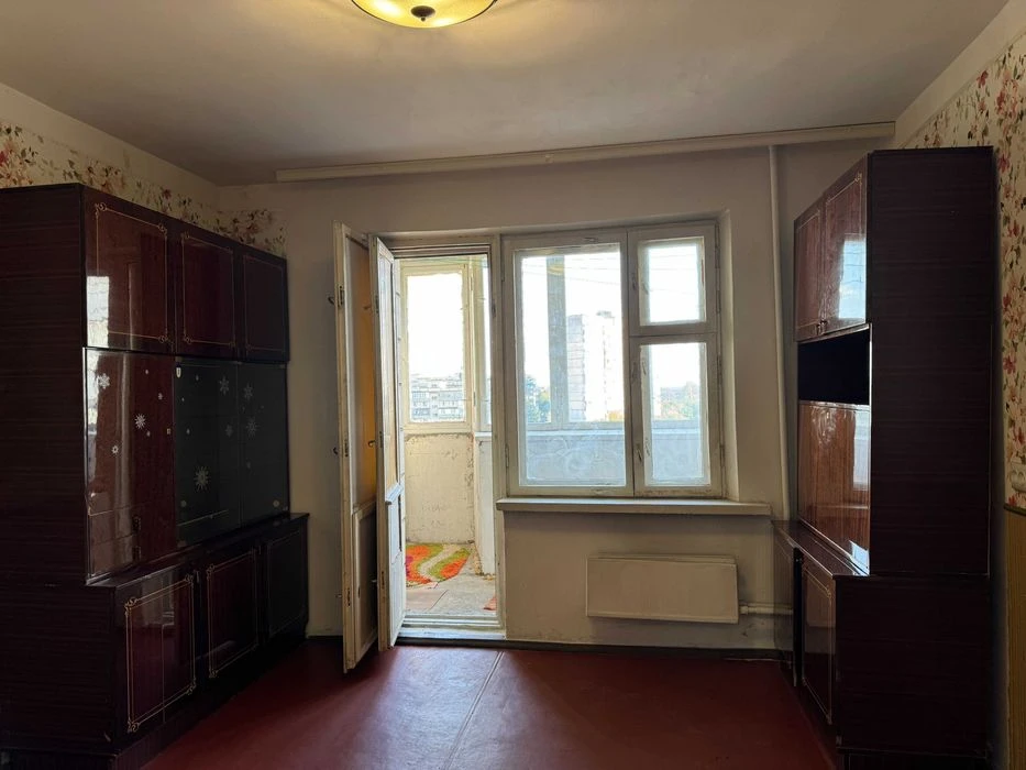 Sale of 1-room apartment 32 m2 on Priluzhna Street 10 - metro station Ak