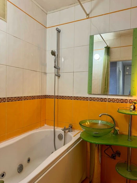 Sale of 1-room apartment 32 m2 on Priluzhna Street 10 - metro station Ak