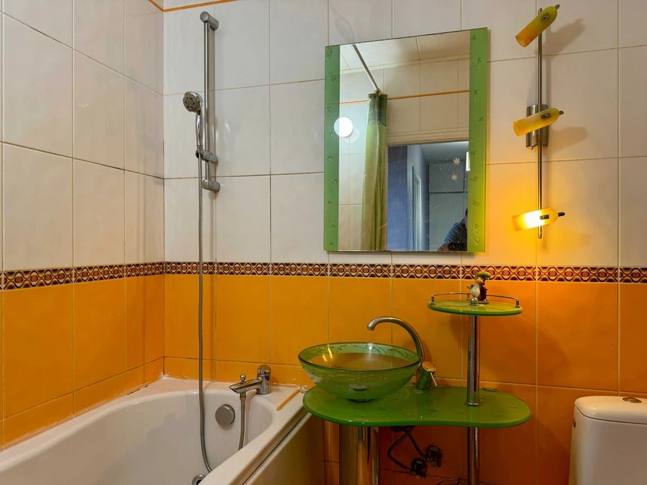 Sale of 1-room apartment 32 m2 on Priluzhna Street 10 - metro station Ak