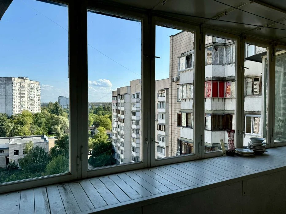 Sale of 1-room apartment 32 m2 on Priluzhna Street 10 - metro station Ak