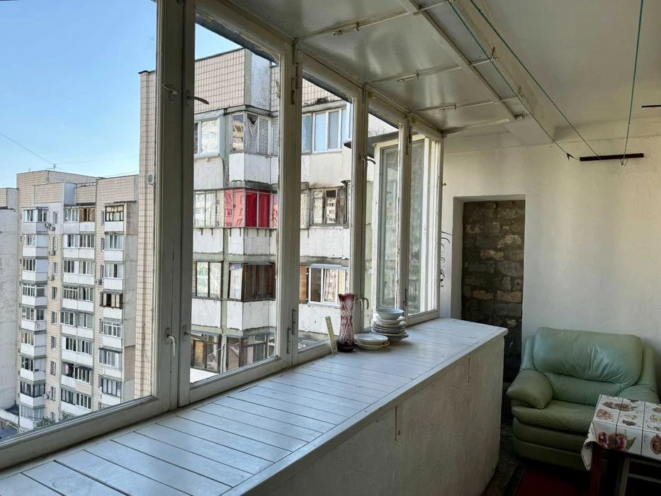 Sale of 1-room apartment 32 m2 on Priluzhna Street 10 - metro station Ak