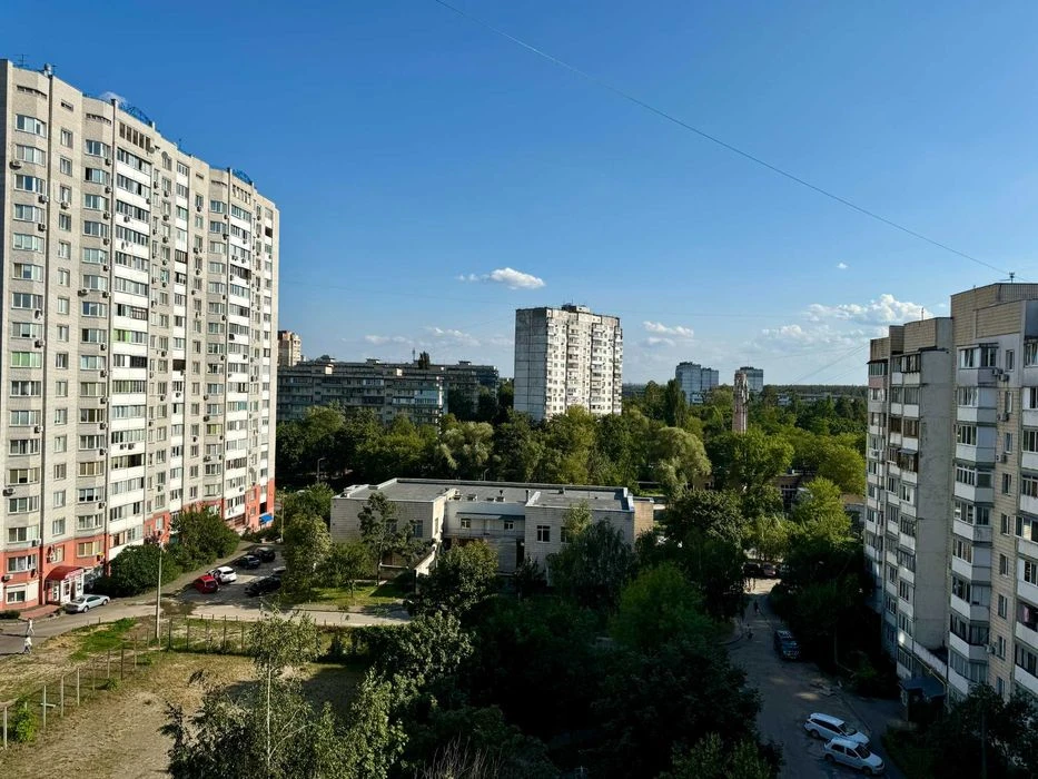 Sale of 1-room apartment 32 m2 on Priluzhna Street 10 - metro station Ak
