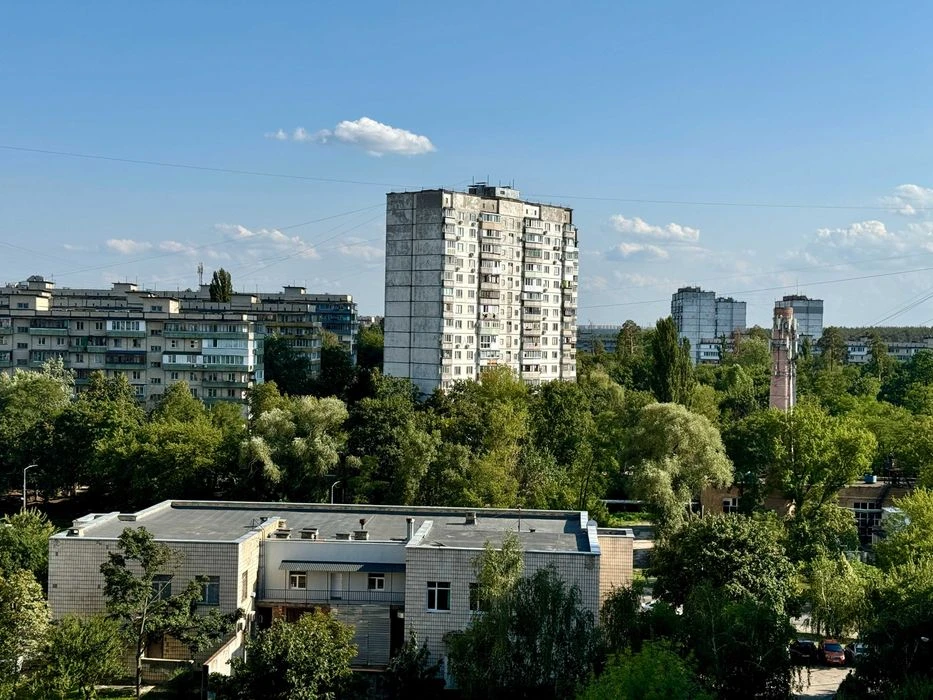 Sale of 1-room apartment 32 m2 on Priluzhna Street 10 - metro station Ak