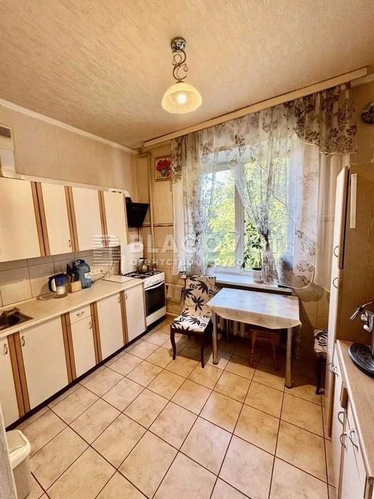For sale 3-room Beresteysky Avenue 60 Stalinka elevator Nivky B