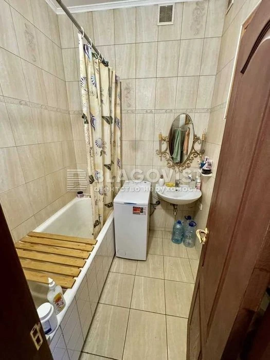 For sale 3-room Beresteysky Avenue 60 Stalinka elevator Nivky B