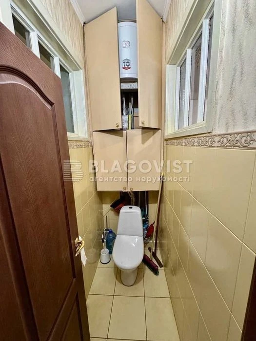 For sale 3-room Beresteysky Avenue 60 Stalinka elevator Nivky B
