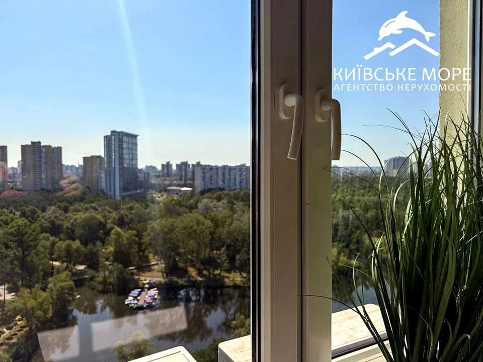 Apartment. Kyiv, Voskresenska Street.