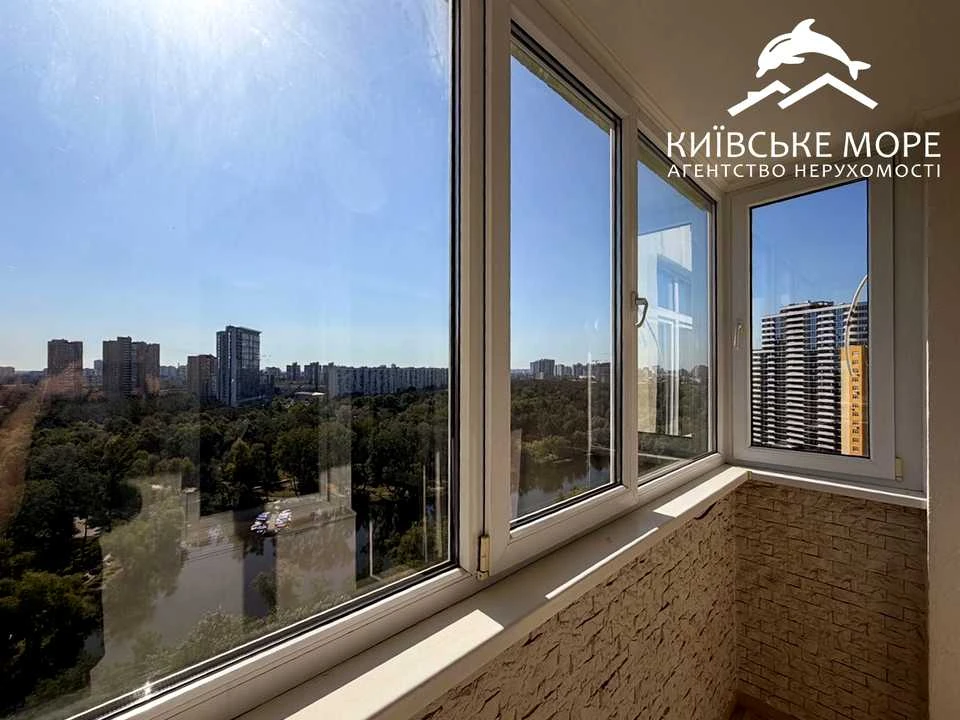 Apartment. Kyiv, Voskresenska Street.