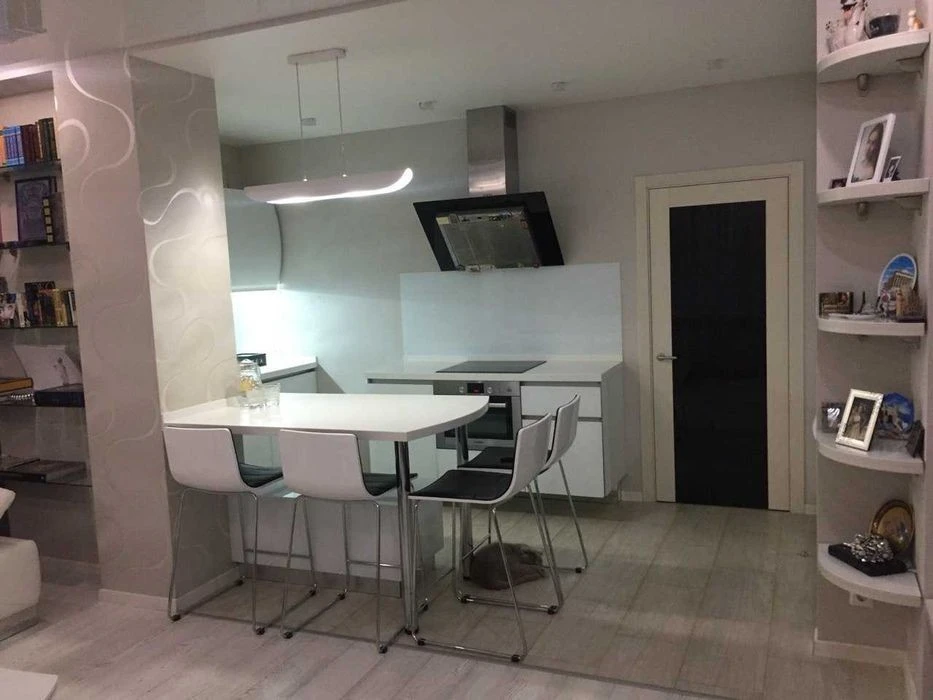 Center For sale 3 rooms. 85m. with three parking spaces on Poltava street