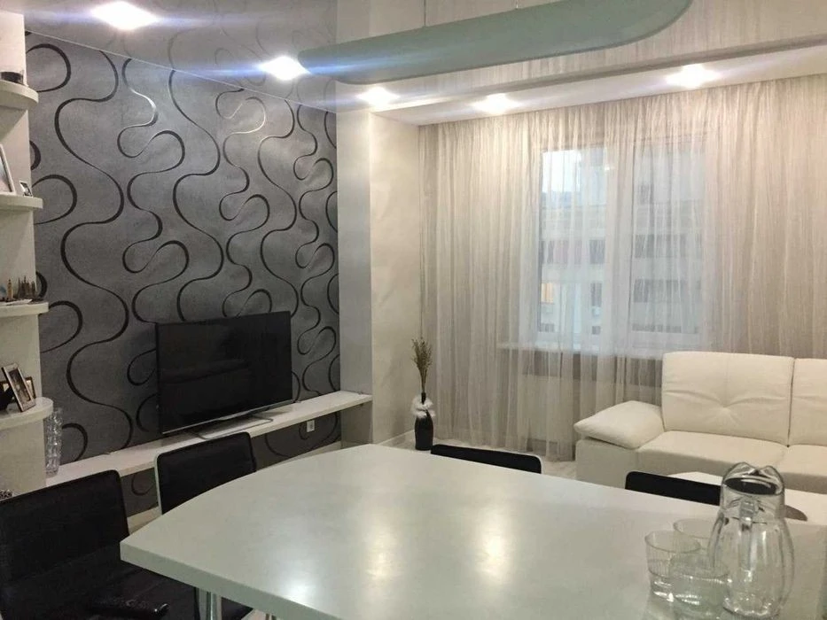 Center For sale 3 rooms. 85m. with three parking spaces on Poltava street