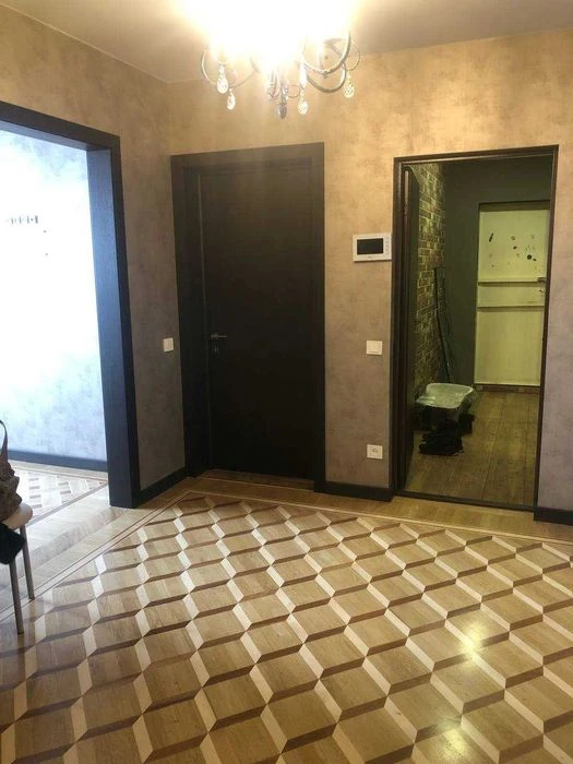 Selling a 4-room apartment in Alekseevka.