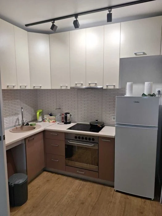 For sale: 1-room apartment in the Ptichka residential complex, Pavlova Square. Renovated, furnished, and tech.