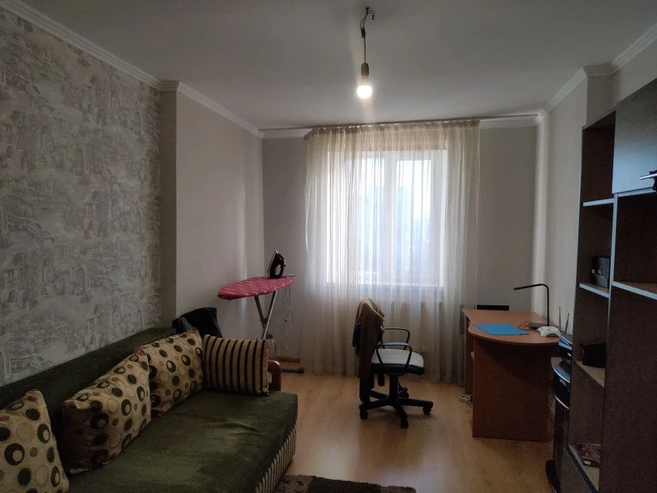 Терміновий продаж 3-х кімнатної квартиру. Крошня вулиця Наро