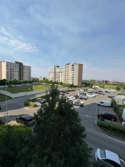 WITHOUT% Selling a 1-room apartment in the Parkland residential complex, Yunatska Street 17. Avton
