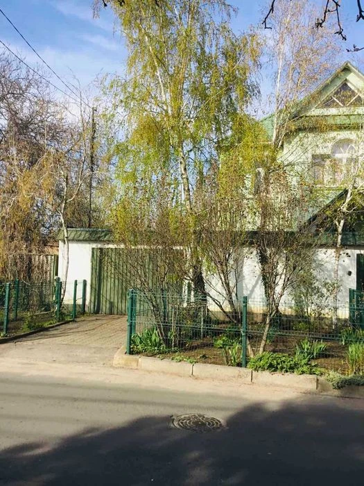 Продам капитальный дом с просторным двором и гаражом на 7 ст.
