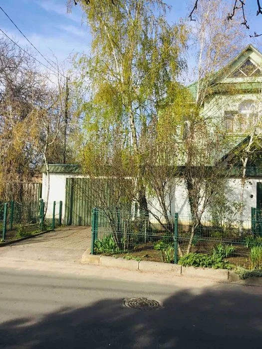 Продам капитальный дом с просторным двором и гаражом на 7 ст.