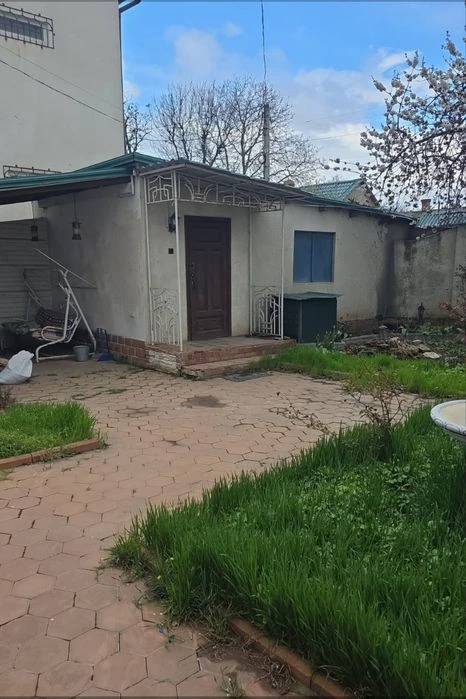 Продам капитальный дом с просторным двором и гаражом на 7 ст.