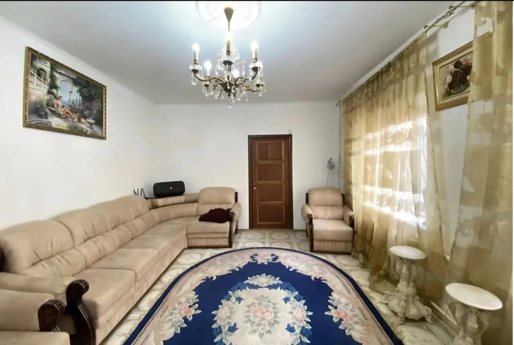 Продам капитальный дом с просторным двором и гаражом на 7 ст.
