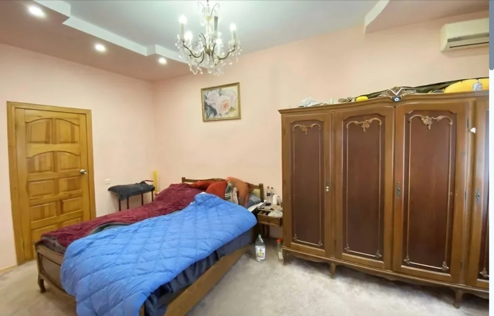 Продам капитальный дом с просторным двором и гаражом на 7 ст.