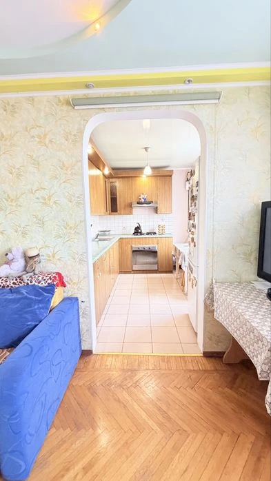 I will sell a 3-room apartment at Neskorenykh 32 with major renovation, with