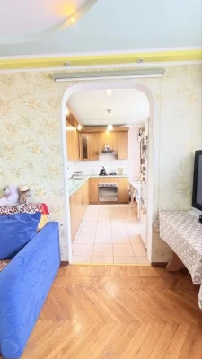 I will sell a 3-room apartment at Neskorenykh 32 with major renovation, with