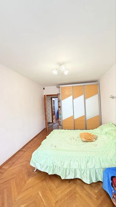 I will sell a 3-room apartment at Neskorenykh 32 with major renovation, with