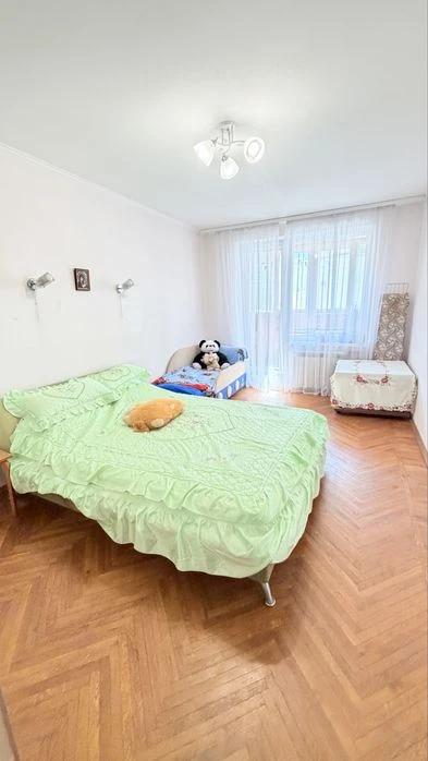 I will sell a 3-room apartment at Neskorenykh 32 with major renovation, with