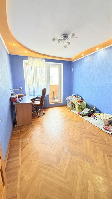 I will sell a 3-room apartment at Neskorenykh 32 with major renovation, with