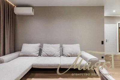 Sale of a 1-room apartment with new renovation in the Varshavski residential complex