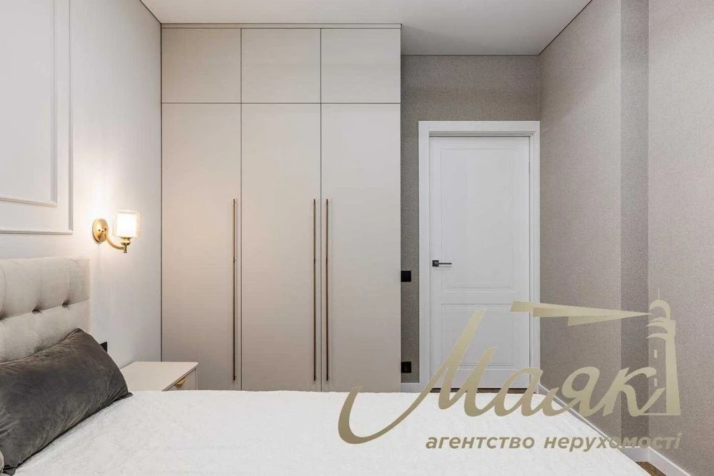 Sale of a 1-room apartment with new renovation in the Varshavski residential complex