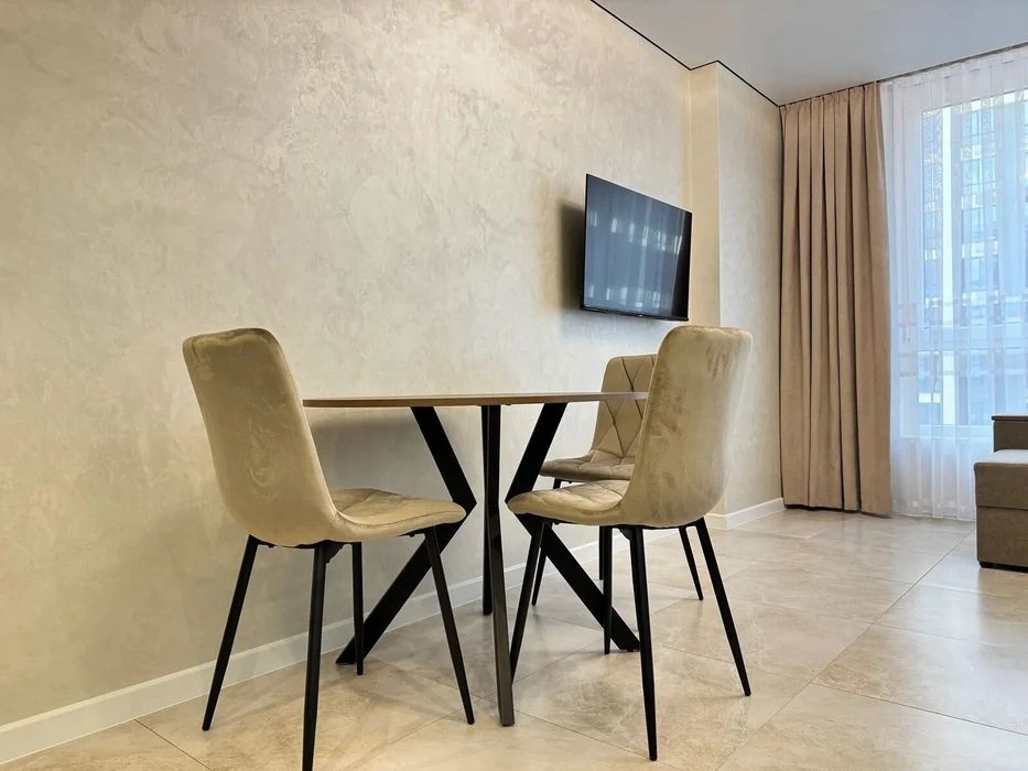 Large 1-room apartment with renovation, developed infrastructure 8