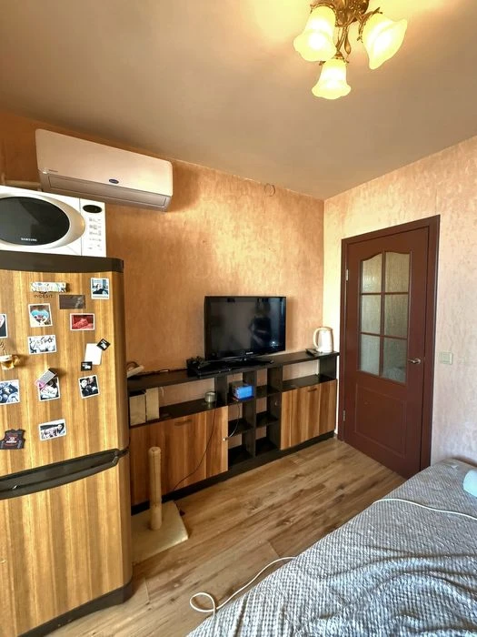 продам 1 комнатную перепланированную в 2 к Солнечный