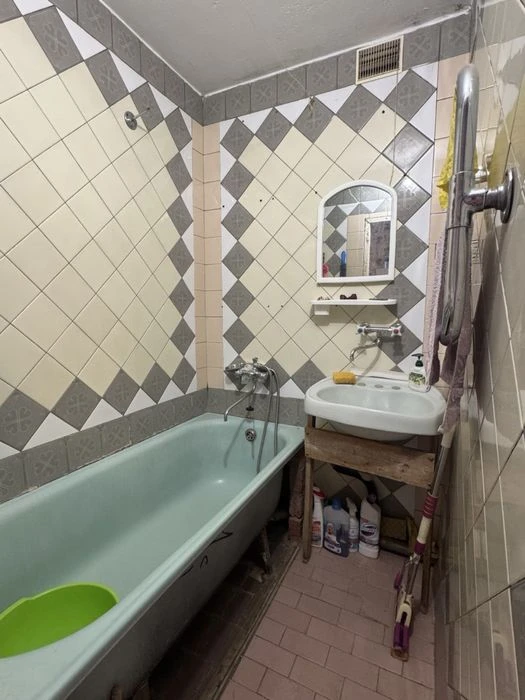 Selling a 3-room apartment in Alekseevka, 1 minute from the metro.
