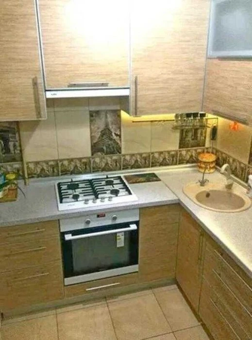 Selling a 3-room apartment with renovations.