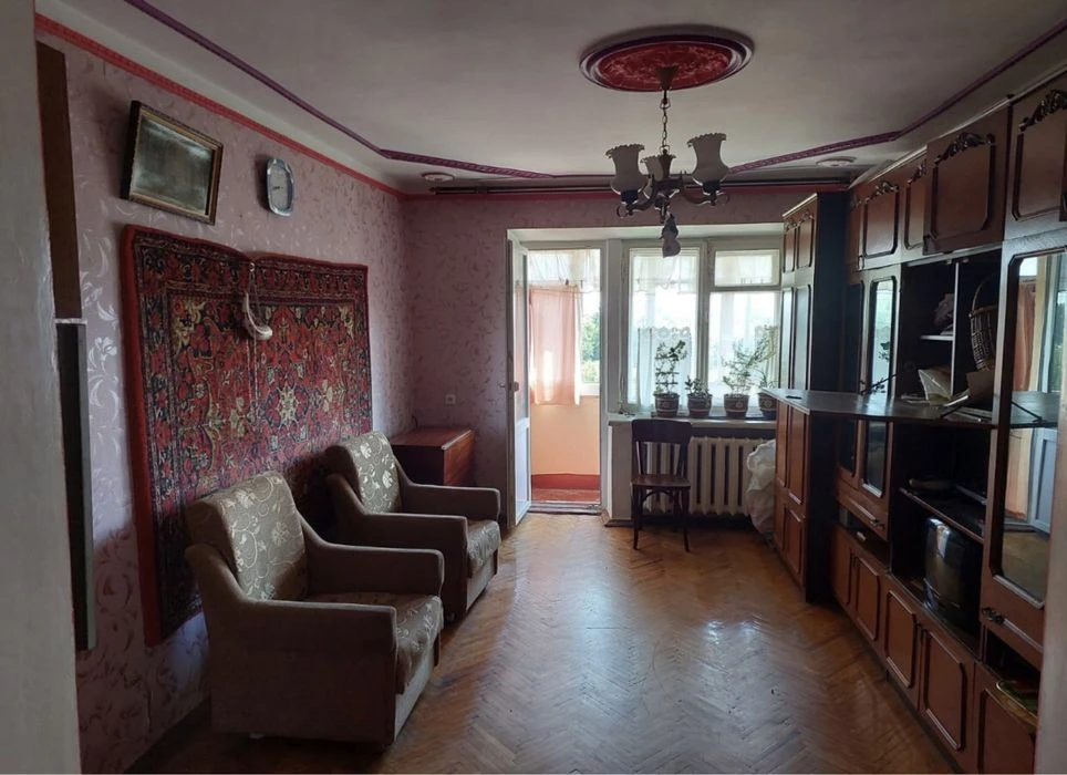 *Продаж 2-х кімнатної квартири в центрі міста.