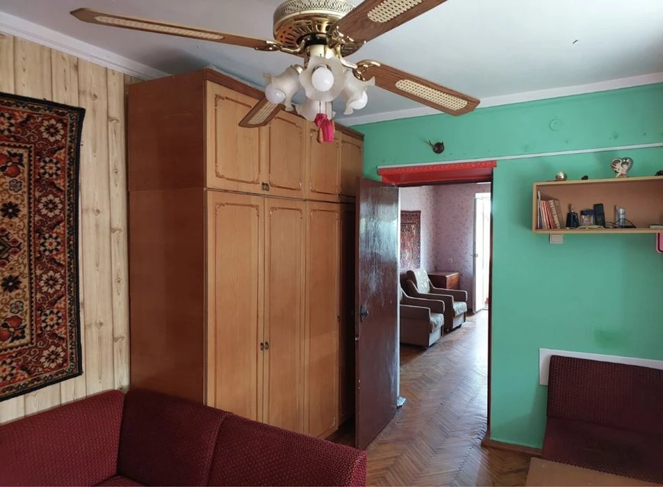 *Продаж 2-х кімнатної квартири в центрі міста.