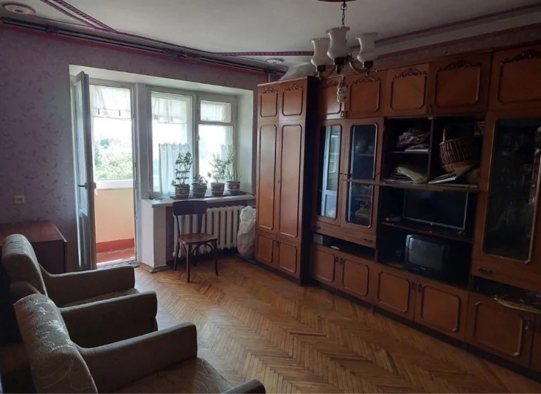 *Продаж 2-х кімнатної квартири в центрі міста.
