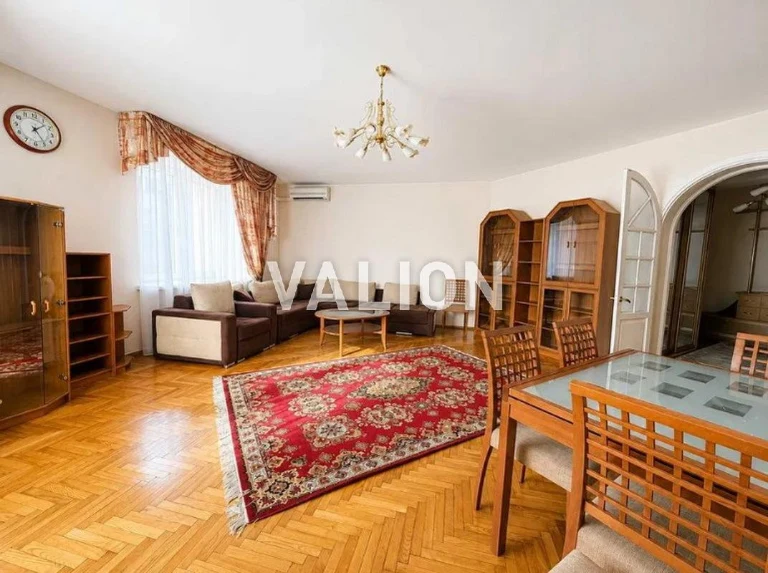 I will sell a 4-room apartment at 52/58 Konyskoho St.