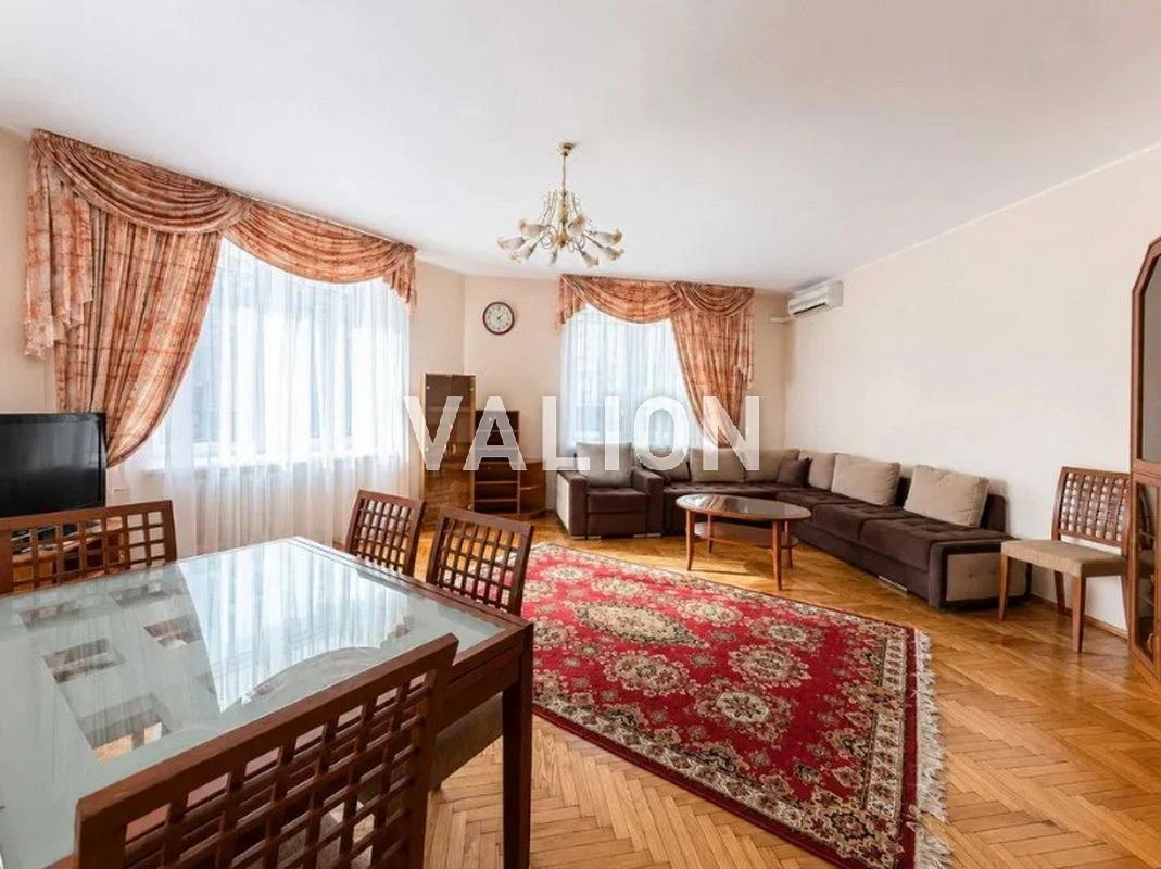 I will sell a 4-room apartment at 52/58 Konyskoho St.